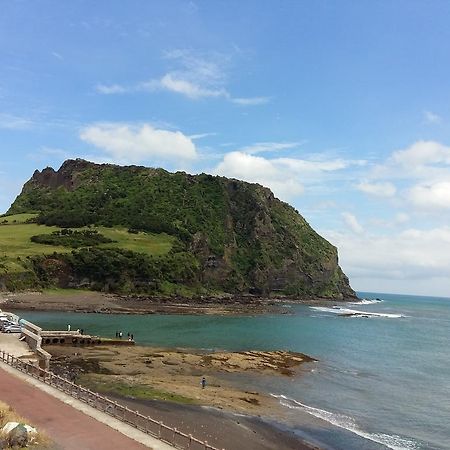 Nice View Guesthouse Сеогвипо Екстериор снимка