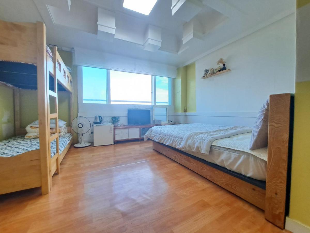 Nice View Guesthouse Сеогвипо Екстериор снимка