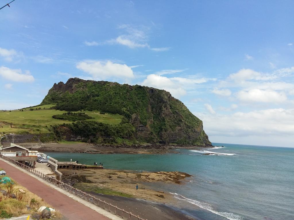 Nice View Guesthouse Сеогвипо Екстериор снимка