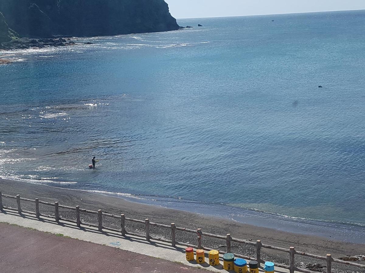 Nice View Guesthouse Сеогвипо Екстериор снимка