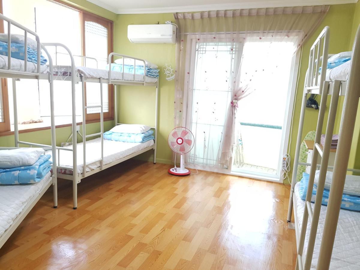 Nice View Guesthouse Сеогвипо Екстериор снимка
