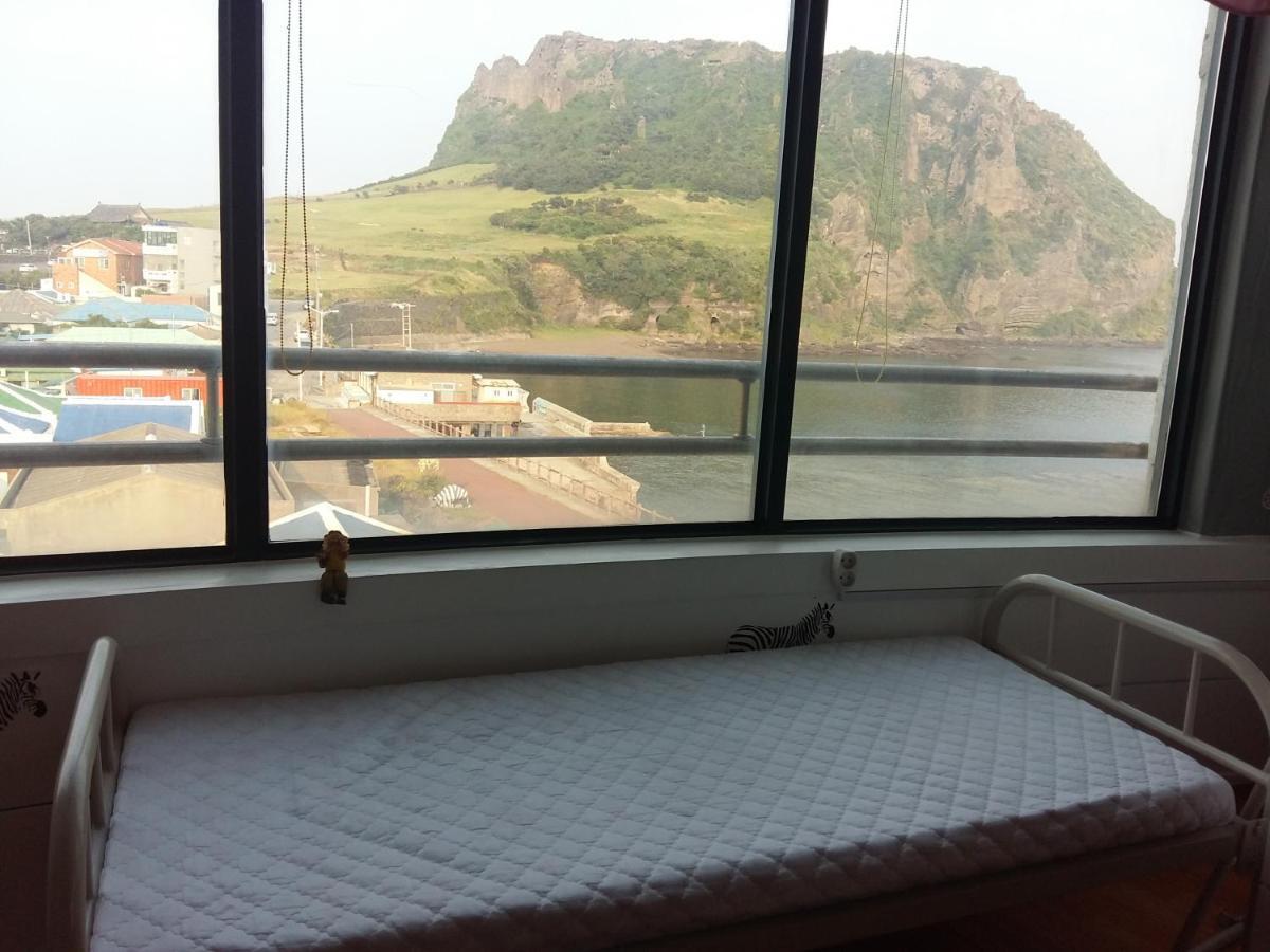 Nice View Guesthouse Сеогвипо Екстериор снимка